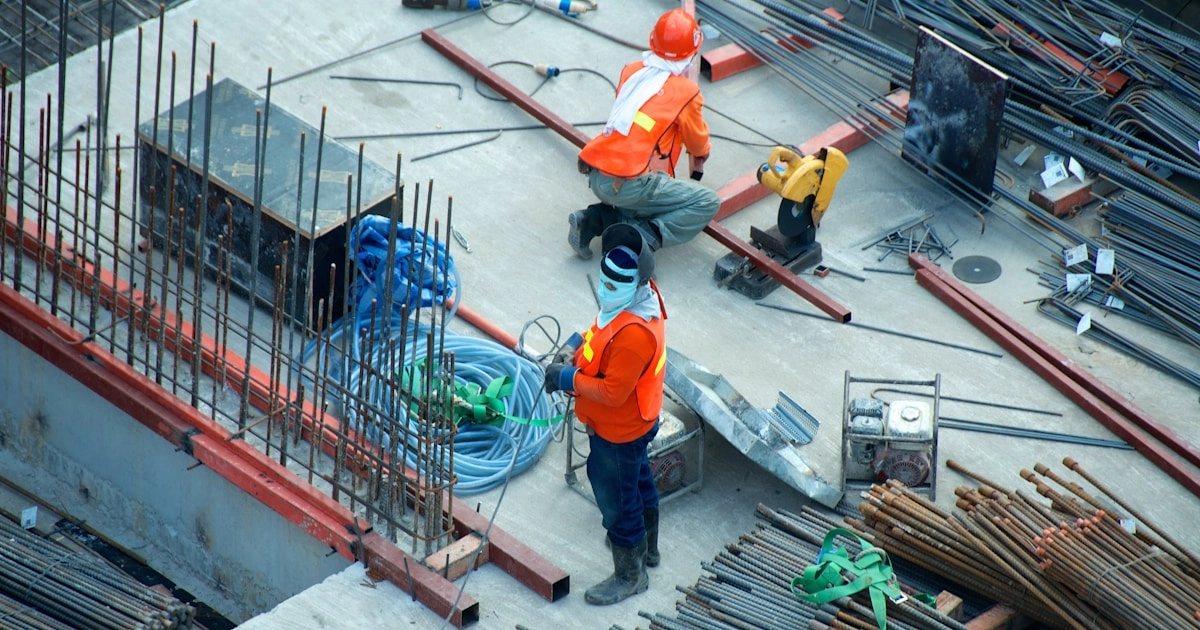 Profissional realizando manutenção predial com equipamentos de segurança