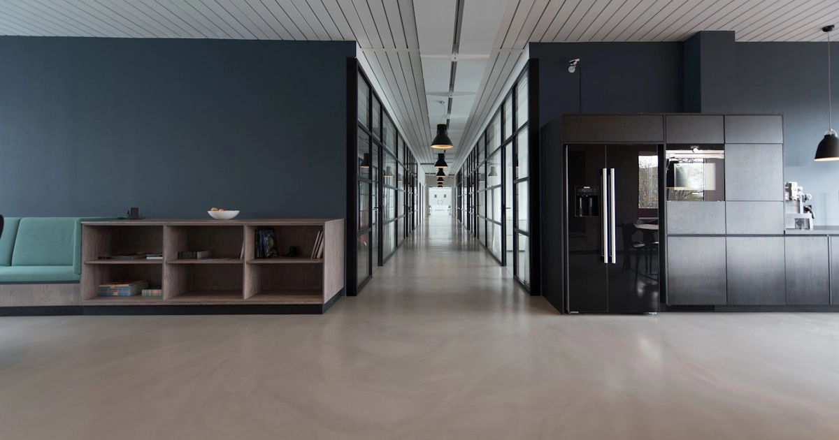 Escritório comercial moderno com design funcional e iluminação profissional
